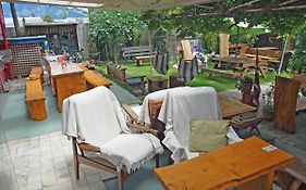 Annies Nirvana Lodge, Golden Bay YHA